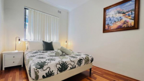 Carlton 3 beds unit - free parking Sydney